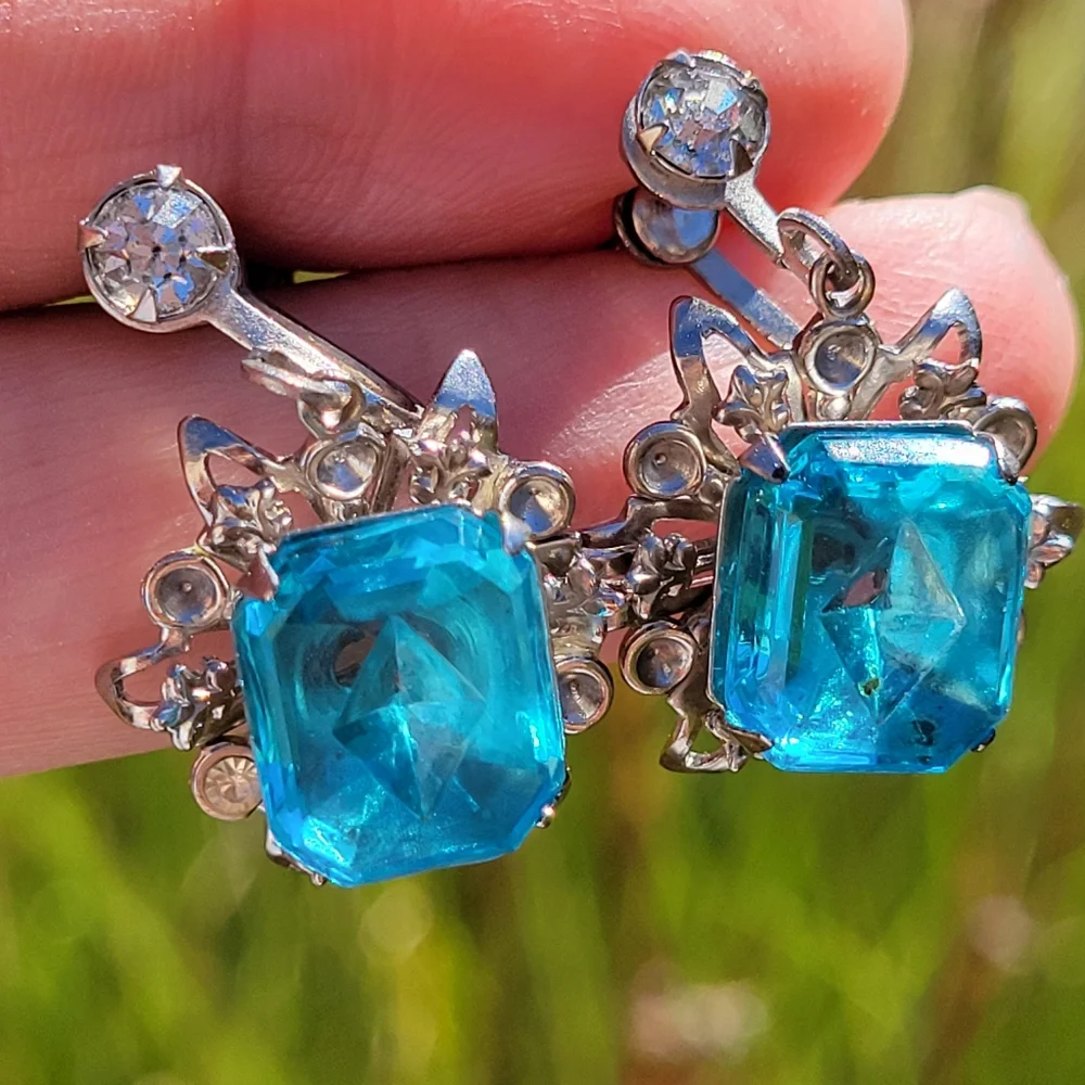 Lovely Vintage Screw-Back Earrings ~ Aquamarine Color ~ Very Pretty!